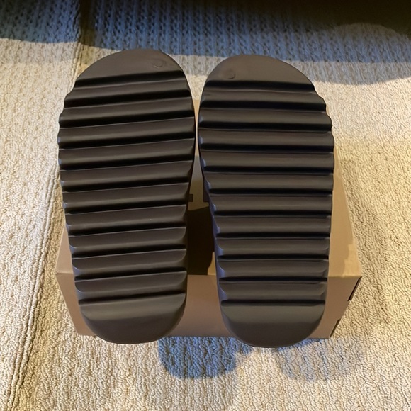 Yeezy Slide Soot - Picture 5 of 9